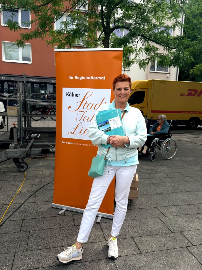 Ute Schmidt mit der Sommerausgabe 2026 auf dem Rodenkirchner Markt
