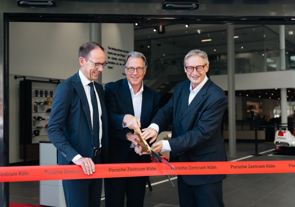 Foto: v. l. n. r.: Robert Ader (CEO, Porsche Deutschland GmbH), Jens Hawner (Geschäftsführer, Porsche Zentrum Köln), Mathias Petter (Geschäftsführer, Unternehmensgruppe Fleischhauer Franz)