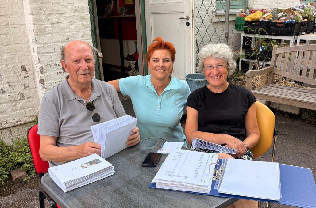 Willi Esser, Steffi Molitor und Ute Schmidt packen Umschläge der Weißer Rheinbogen Stiftung für Familien in Rodenkirchen