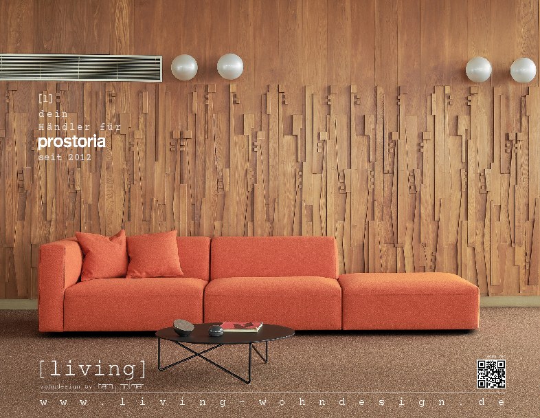Anzeige [living] wohndesign: orangefarbenes prostoria-Sofa vor einer Wand aus Holzleisten