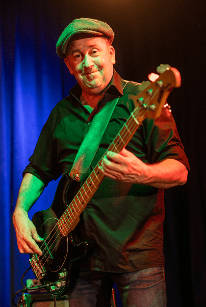 Henrik Herzmann spielt Bass bei einem Bühnenauftritt