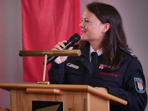 Katja Radnai spricht bei der Einweihung der neuen Feuerwache in Rodenkirchen.