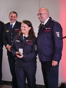Katja Radnai erhält eine Auszeichnung bei der Einweihung der Feuerwache Rodenkirchen.