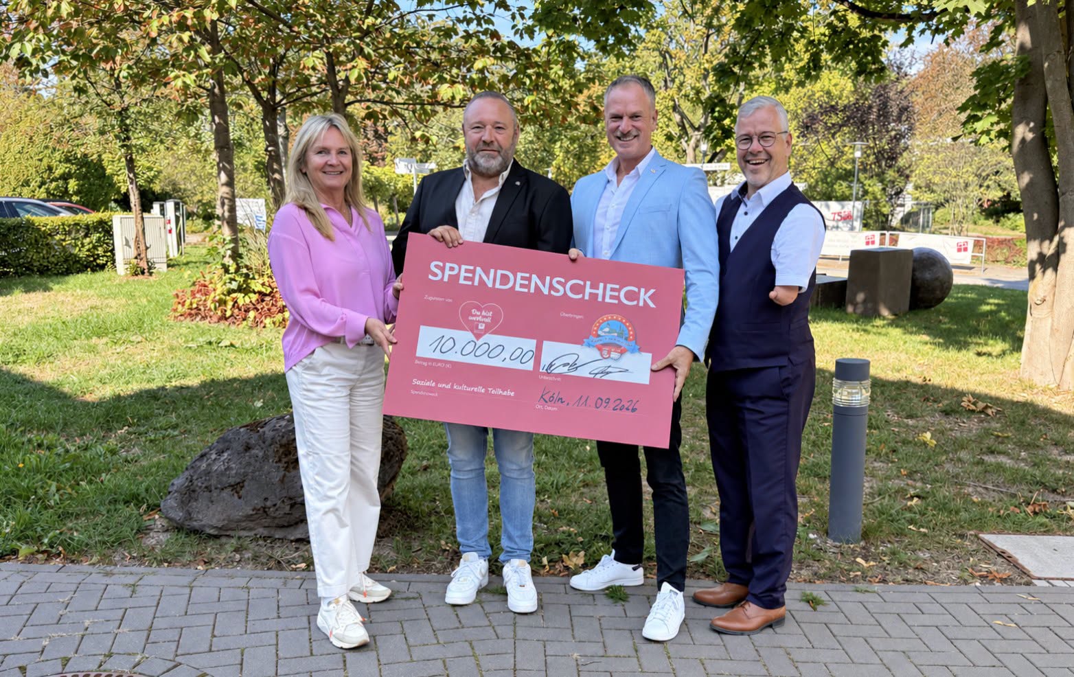 Sabine Boos, Michael Coburger, Marcus Becker und Rainer Schmidt mit dem Spendenscheck über 10.000 Euro