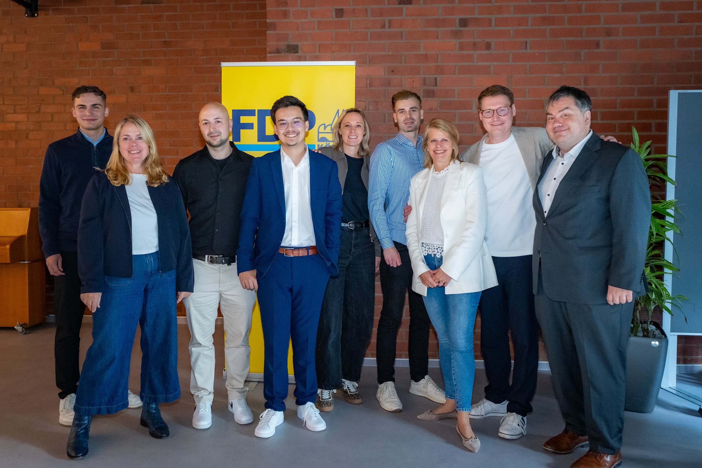 Gruppenfoto der Wahlkreiskandidaten der Kölner FDP mit Maria Westphal und Moritz Körner in Michaelshoven
