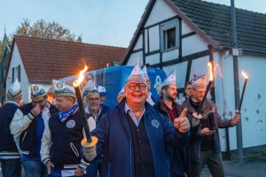 Fröhlicher Karnevalist mit Fackel im Fackelzug der Kapelle Jonge in Köln-Weiß