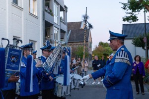 Der Regimentsspielmannszug der Kölner Funken Artillerie spielt bei der Hofburg-Einweihung in Köln-Weiß