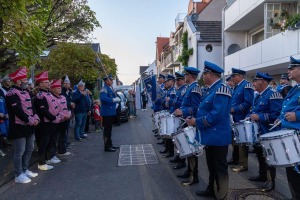 Spielmannszug und das Dreigestirn stehen sich bei der Hofburg-Einweihung in Köln-Weiß gegenüber