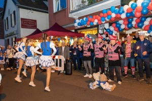 Tanzgruppe der Kapelle Jonge tanzt vor der Gaststätte Alt Weiß in Köln-Weiß