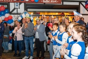 Publikum und Tänzerinnen der Kapelle Jonge applaudieren vor der Gaststätte Alt Weiß in Köln-Weiß