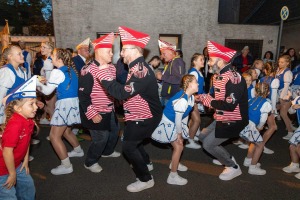 Dreigestirn tanzt mit der Kinder- und Jugendtanzgruppe der Kapelle Jonge auf der Straße in Köln-Weiß