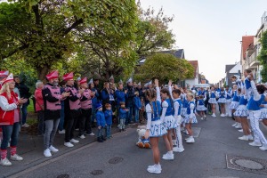 Dreigestirn und Gäste applaudieren der Tanzgruppe der Kapelle Jonge bei der Hofburg-Einweihung in Köln-Weiß