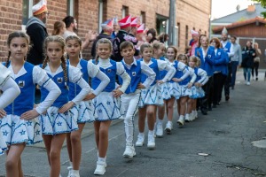 Kinder- und Jugendtanzgruppe der Kapelle Jonge zieht in Reihe durch Köln-Weiß