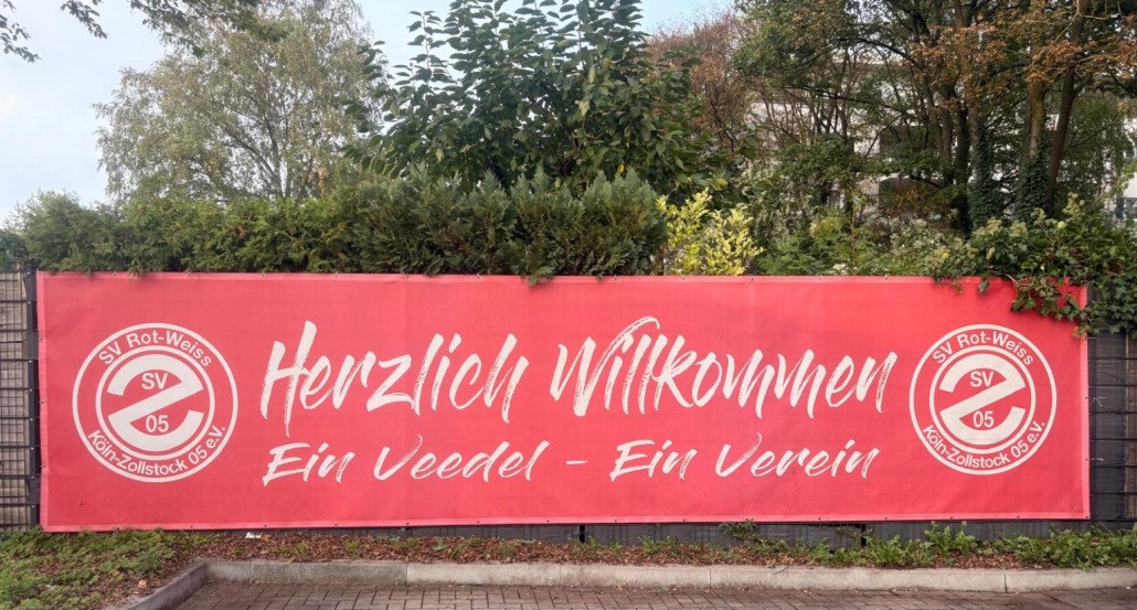 Willkommensbanner von Rot-Weiss Zollstock zur Einweihung des Vereinsziegel: Ein Veedel – Ein Verein