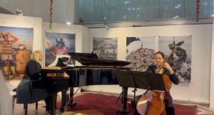 Pianistin und Cellistin beim Konzert „Wunschpunsch“ am 18. Oktober 2026 vor Fotografien an den Wänden