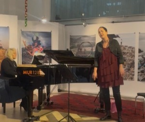 Sängerin beim Konzert „Wunschpunsch“ neben dem Flügel, begleitet von der Pianistin